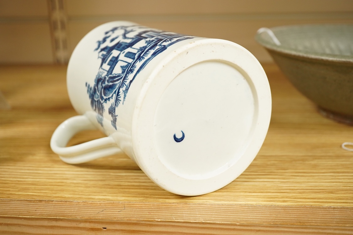 A large 18th century Worcester ‘fence’ pattern mug, 15cm